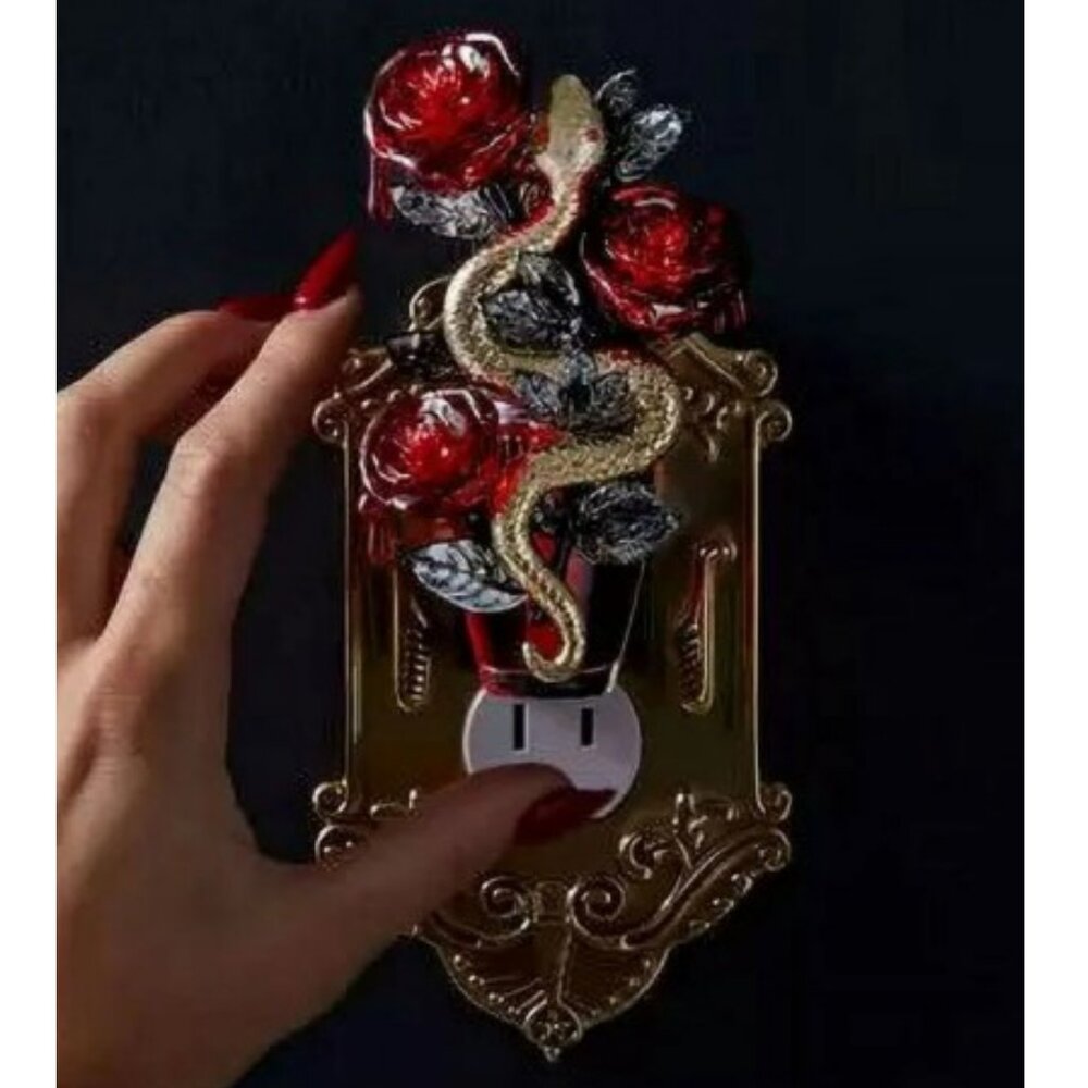 SUPER CUTE!!  SNAKE ROSE WALLFLOWER PLUG BY BATH & BODY WORKS